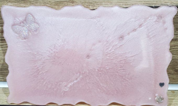 Plateau rectangulaire rose avec papillon incrusté fleur et perles blanches 