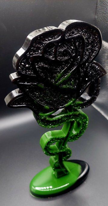 Rose diamant noire et verte sur socle
