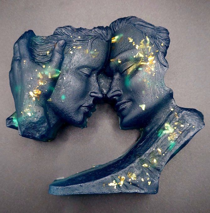 Couple tendresse bleu et feuilles d'or 