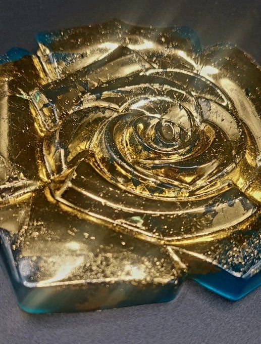 SAINT VALENTIN  - Rose bleu et feuilles d'or en dessous de verre ou déco 