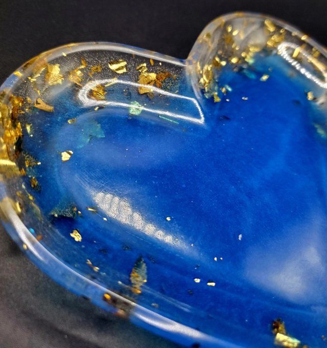 Vide poche cœur bleu de feuilles d'or 