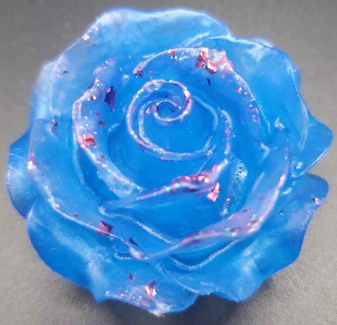 Rose bleue et paillettes roses