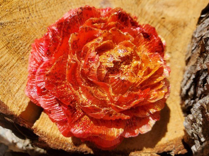 Fleur de pivoine rouge dorée et paillettes 