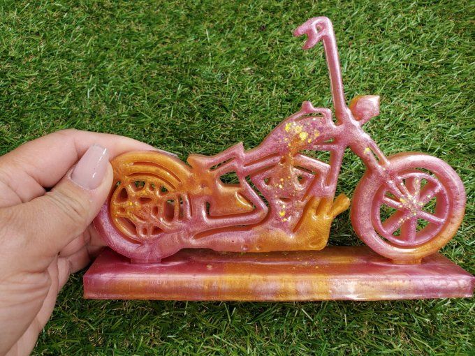 Moto Harley sur socle rose et jaune + paillettes