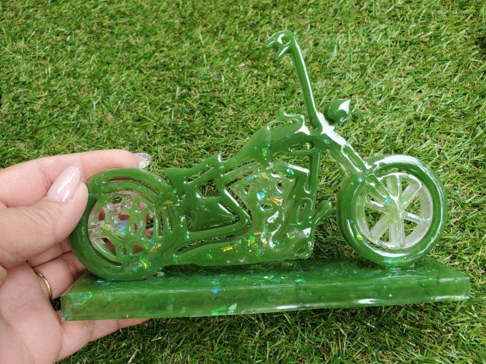 Moto Harley sur socle verte et paillettes