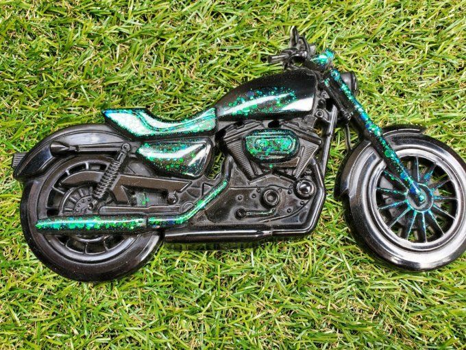 Magnet Moto noire et paillettes verte et bleue