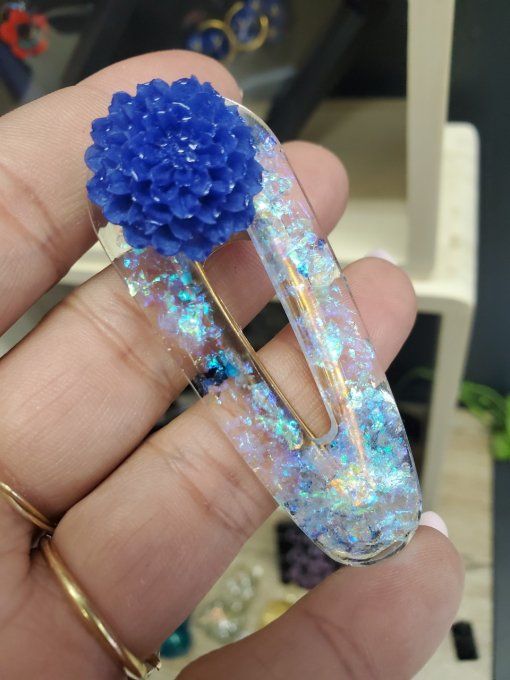 Barrette fleur bleu et paillettes 