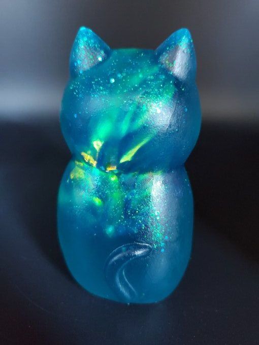 Petit Chat potelé bleu, feuilles holo et paillettes