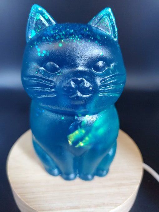 Petit Chat potelé bleu, feuilles holo et paillettes